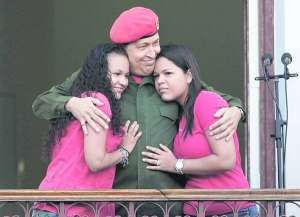 Уґо Чавес обіймає дочок Розу (ліворуч) і Марію. Фото зроблене влітку 2011 року, коли венесуельський президент повернувся до столиці Каракаса після лікування від раку на Кубі