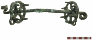 Металеве пристосування аналогічне до кінського вудила, знайдене в Ізраїлі в похованні віслюка епохи середньої бронзи