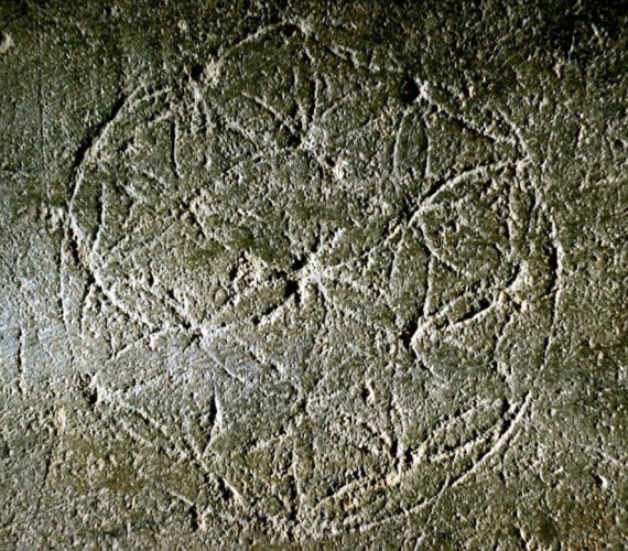 Граффити из собора в Норидже, изображающее лепестки