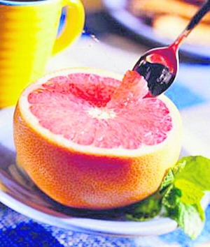 Лікарі радять грейпфрути для зниження тиску. Плід ділять начетверо і з’їдають упродовж дня
