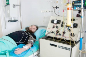 Чернігівський єпископ Лонгін раз на два місяці проходить процедуру фільтрації крові від зайвого холестерину. В такий спосіб запобігає інфаркту та інсульту