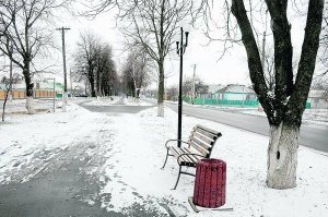 У Христинівці на алеї, що йде вздовж головної вулиці Першотравневої, за ініціативи екс-мера Миколи Наконечного встановили лавки та ліхтарі. На кожному перехресті є вказівники з назвами вулиць