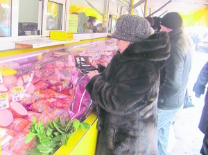 76-річна черкащанка Євгенія Білінська купує язикову ковбасу для салату на Центральному ринку Черкас