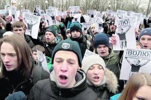 На мітинг-концерт на підтримку Дмитра та Сергія Павліченків 12 березня до Апеляційного суду в Києві прийшли до півтисячі людей. Серед них багато футбольних фанів. Скандували: ”Свободу чесним — свободу Павліченкам!”