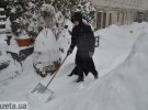Коммунальщики не успевают убирать снег