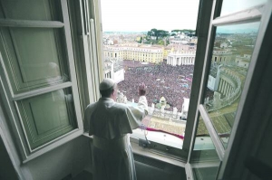 Папа Римський Франциск І благословляє віруючих, які 17 березня зібралися на площі Святого Петра у Ватикані