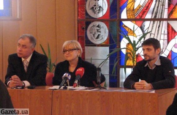 До ініціативної групи увійшли знімальна група фільму, Асоціація кардіологів, серцевих та судинних хірургів Києва, а також родина Миколи Амосова