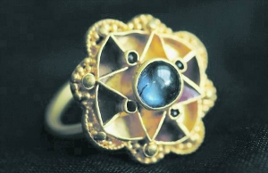 Золотий перстень із сапфіром упродовж 50 років носила британська  королівська особа в V-VI століттях. Через півтори тисячі років його знайшов місцевий мисливець за скарбами за допомогою металошукача