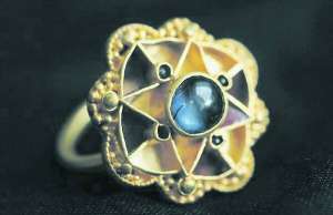 Золотий перстень із сапфіром упродовж 50 років носила британська  королівська особа в V-VI століттях. Через півтори тисячі років його знайшов місцевий мисливець за скарбами за допомогою металошукача