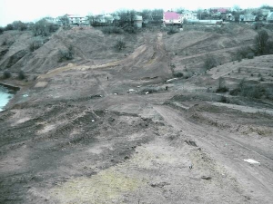 Мотоциклісти власноруч облаштували мотодром у яру за містом Тальне на Черкащині. Щовихідних тут тренуються 