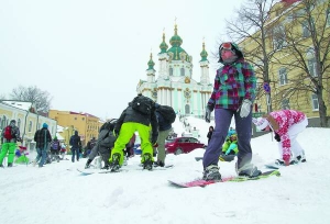 У суботу та неділю кияни каталися на сноубордах по Андріївському узвозу. Вулиця, на якій зазвичай продають сувеніри та картини, на вихідних перетворилася на сніжний спуск