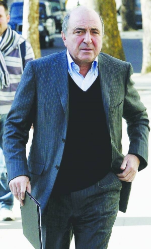 Борис Березовський іде на судове засідання. Він подав позов до олігарха Бориса Абамовича у жовтні 2011-го в Лондоні, Велика Британія. Березовський сподівався відсудити шість мільярдів доларів, але торік програв справу. Це, за словами наближених, штовхнуло його в глибоку депресію