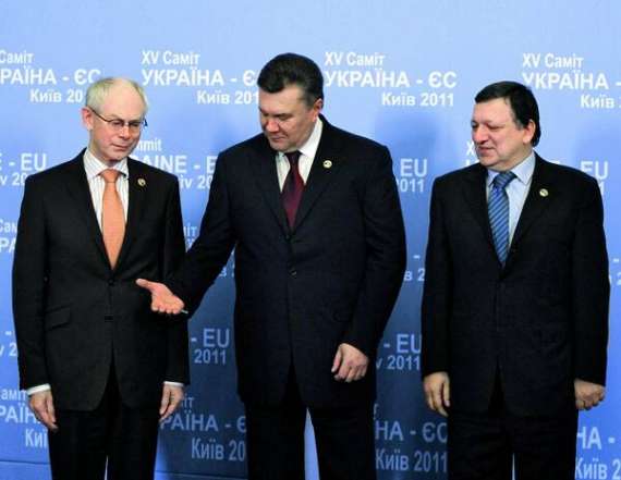 Президент України Віктор Янукович (у центрі), голова Ради ЄС Герман Ван Ромпей (ліворуч) та голова Комісії ЄС Жозе Мануель Баррозу на зустрічі в Києві 19 грудня 2011 року