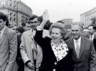Голова Ради міністрів УРСР Віталій Масол (праворуч) супроводжує прем’єр-міністра Великої Британії Маргарет Тетчер під час її візиту до Києва 9 квітня 1990 року