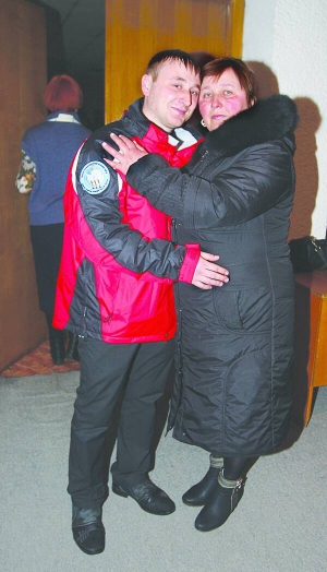 Вінничанка Валентина Афтенюк обіймає сина метеоролога Олександра в актовому залі Національного антарктичного центру в столиці. 
24 березня він полетів до Антарктиди. Додому повернеться у квітні 2014 року