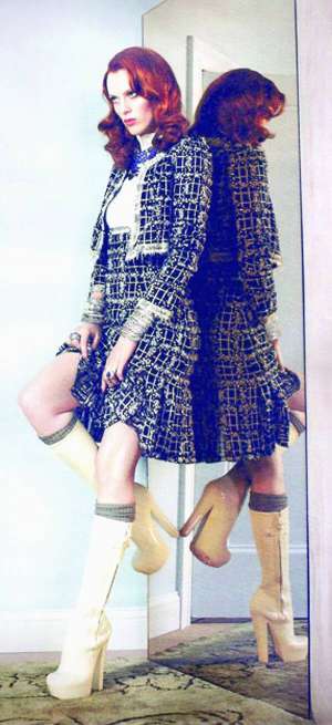Британська співачка Карен Елсон під час показу гумових чобіт  від французького дому моди ”Луї Віттон”. Пару в паризьких бутиках продають за 500 доларів — це близько чотирьох тисяч гривень