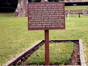 Пам'ятний знак на місці, де були знайдені нібито останки Артура