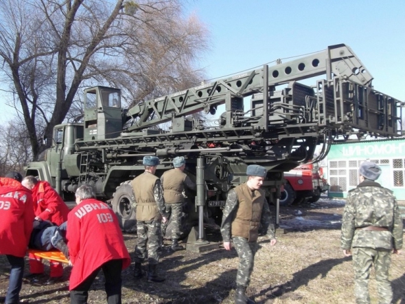 Военнослужащие с помощью специально оборудованного КрАЗа установили временный мост