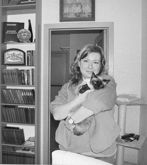 Галина Дубовик тримає на руках кішку Сяму. Тварину підібрала на вулиці, щоб погодувати. Потім лишила жити у своїй квартирі  на вулиці Громова у Черкасах