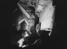 Робітник очищає напис під час розкопок під собором Св.Петра. Рим, 1950 рік