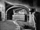 Гробниця папи Пія XI, саме його бажання бути похованим під маточинами Св.Петра призвело до цих історичних розкопок. Його саркофаг лежить у відремонтованому верхньому гроті. Рим, 1950 рік