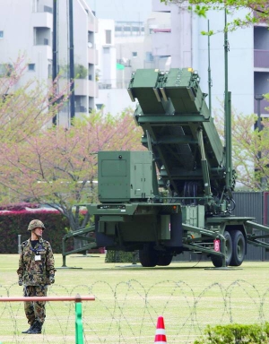 Японський солдат стоїть біля зенітно-ракетного комплексу ”Петріот”. Токіо, 9 квітня, 2013 рік