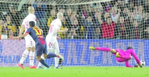Нападаючий ”Барселони” Педро (№17) забиває гол у ворота ”Парі Сен-Жермен” і зрівнює рахунок