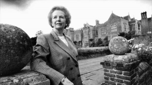 Екс-прем’єр-міністр Великої Британії стоїть перед заміською резиденцією глав уряду, замком Чекерс, 1993 року. За спогадами її дочки Керол, подружжя Тетчер любило цей будинок. Там родина прожила найдовше — протягом 11 років прем’єрства Маргарет. Тетчер була єдиною британською жінкою прем’єр-міністром, тричі очолювала уряд