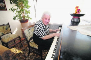 Онука композитора Миколи Лисенка Аріадна Остапівна грає на роялі вдома в Києві. З 1950 року вона викладає у столичній консерваторії