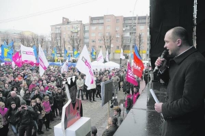 Максим Поляков під час мітингу опозиційних сил закликав черкащан проголосувати за відставку губернатора