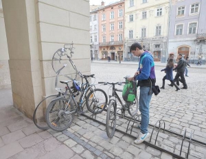 Студент ”Львівської політехніки” Петро Стасів прив’язує свій велосипед на велопарковці біля міської ратуші. Її обладнали чотири роки тому, прикрасили металевою фігурою солдата Швейка
