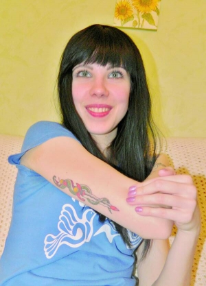 На татуювання змії Катерина Мазуренко з Вінниці зважувалася місяць. На тілі має ще п’ять наколок 