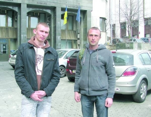 Віталія Левченка (праворуч) й Андрія Мельниченка з міста Ладижин Вінницької області затримали біля будівельного майданчика. У відділку Віталія били кийками, зламали одну руку та два пальці на другій. Справу щодо дій міліціонерів закрили за відсутністю складу злочину