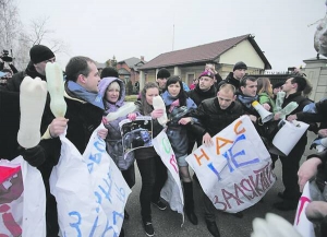 Учасники акції протесту ”Нас не налякати” тримають плакати біля президентської резиденції в Межигір’ї 15 квітня. Міліціонери спробували їх відтіснити, взявши в кільце