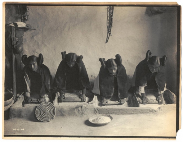 Індіанки племені хопі молют зерно. Фотографія 1908 зберігається в Бібліотеці Конгресу