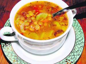 Вегетаріанський суп із сочевиці заміняє у піст м’ясні страви. Його присмачують лимонним соком, зеленню
