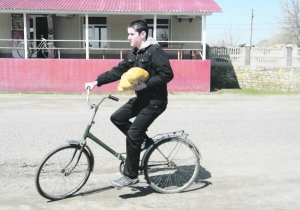 Валентин Медвідь із села Велика Кісниця Ямпільського району везе додому хліб. Їздить на велосипеді ”Україна”, який  купили 17 років тому