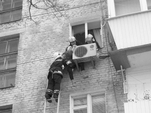 Рятувальники знімають із кондиціонера 97-річну Марію в будинку на проспекті Миру, 15 у Рівному 16 квітня. Вона висіла там близько 15 хвилин