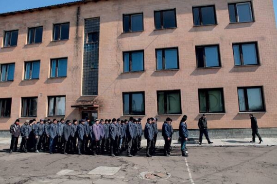 Вихованці колонії крокують до їдальні. Майже всі хлопці засуджені за крадіжки, переважно – 
мобільних телефонів і металу  