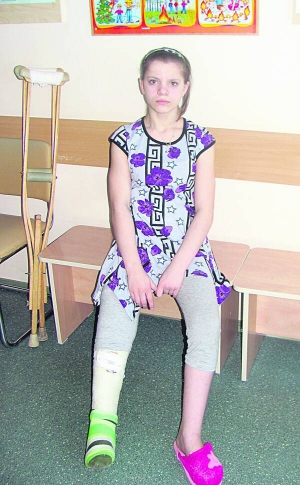 Оксана Висоцька із села Терешпіль на Вінниччині живе в обласній лікарні. Їй лікують кістку на правій нозі