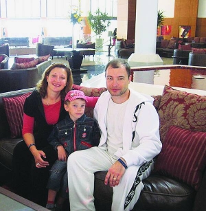 Анатолій Парфенюк із дружиною Іриною та 6-річним сином. Вони жили в місті Буча, за 20 кілометрів від столиці