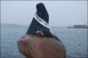 Невідомий наділ чадру на статую Русалоньки в Копенгагені