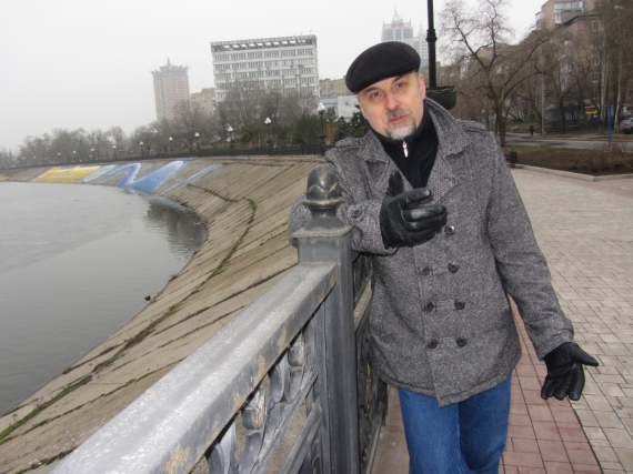 Письменник на тлі Жовтої Субмарини зі шлягера "Бітлз": «Звичка триматися за своїх походить із суворих селищно-робочих буднів», - каже письменник Євген Ясенов. Він народився і виріс поруч з Рінатом Ахметовим.