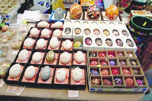 Різьблені писанки з курячих яєць на Великодньому ярмарку в столичному Українському домі продають по 200 гривень, розмальовані — по 30