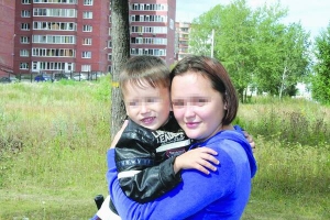 Марія Бойко із сином Тарасом біля свого під’їзду в Києві. Зараз хлопчик із сестрою Ельвірою живе у батька й мачухи. Дітей виховує гувернантка