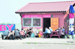 Українці й поляки обідають біля придорожнього магазину ”Кубус” за 150 метрів від пункту пропуску Медика — Шегині. Ход-доги тут можна купити за шість злотих — майже 15 гривень