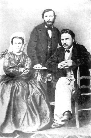 Степан Руданський (праворуч) із сестрою Ольгою та братом Григорієм, 1860-ті роки