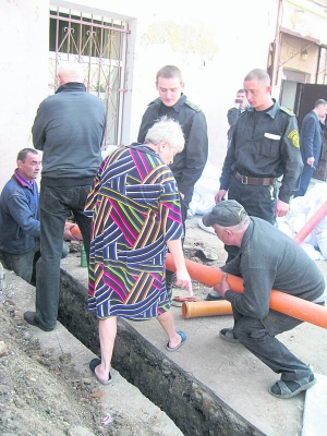 Жителі будинку по вулиці Гоголя, 20 у Полтаві не дають товариству ”Кіно-Спейс” пробити фундамент та прокласти каналізаційну трубу для магазину. Міліціонери у сварку не втручались