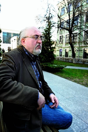 Юрій ВИННИЧУК, 61 рік, письменник, перекладач. Народився в Івано-Франківську.
1973-го закінчив місцевий педінститут за спеціальністю  ”філолог – українська мова і література”. Наступного року перебрався до Львова. Зараз живе в його передмісті – Винниках – із дружиною 36-річною Мирославою і сином Олесем-Лук’яном, 8 років.
Працював вантажником, художником-оформлювачем, лаборантом. Вірші почав друкувати 1971-го. У 1974–1981 роках слушно підозрюваний радянською владою у нелояльності писав ”у стіл”. 1987-го був одним із організаторів театру ”Не журись!”, писав пісні та сценарії. 1990 року з гумористом Стефком Оробцем створив ”Кабарет Юрця і Стефця”. Працював у редакції тижневика ”Post-Поступ”, видавав газету ”Гульвіса”, нині – головний редактор місячника ”Post-Поступ”.
Один із найплідніших українських письменників. Видав понад 30 книжок. Упорядник кількох антологій. Працює над антологією творчості поетів ”Розстріляного відродження”.
Твори видавали у США, Франції, Чехії, Польщі, Болгарії. За мотивами роману ”Діви ночі” знято однойменний фільм, а за казками – мультфільми.
Читає всіма слов’янськими мовами. ­Автор перекладів з англійської, кельтських та слов’янських мов