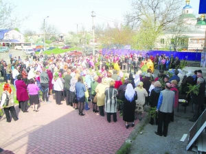 У селищі Новоархангельськ на Кіровоградщині люди освячували вербу й паски на Великдень на пустирі біля магазину. До церкви їх не пускають